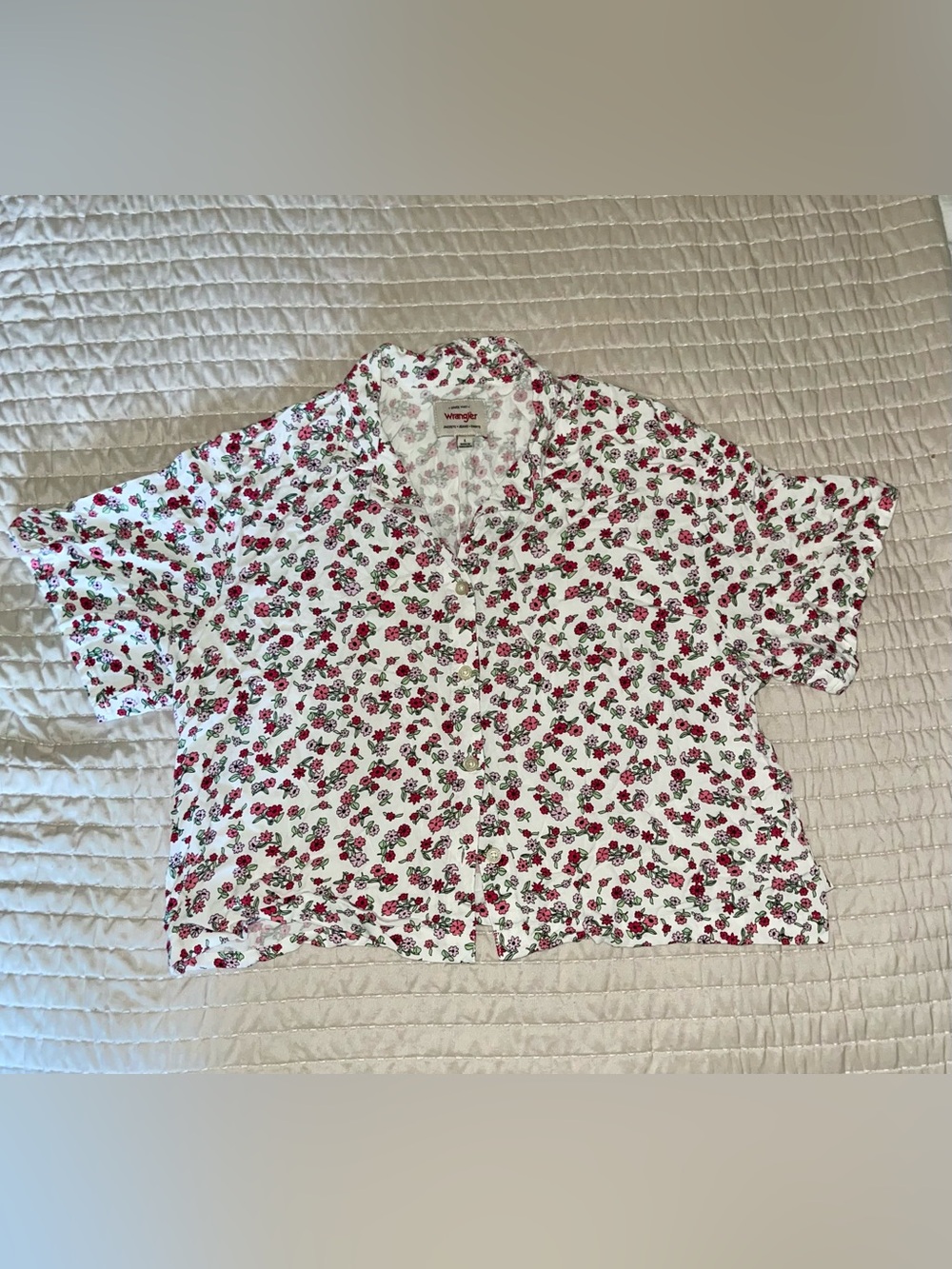 Wrangler White Floral Short-Sleeve Button-Up (crop-top)
